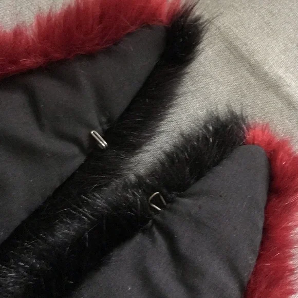 Elegant Black and Red Faux Fur Collar - Picture 8 of 9